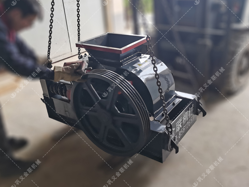 2pg400*250小型對輥破碎機發往湖南長沙