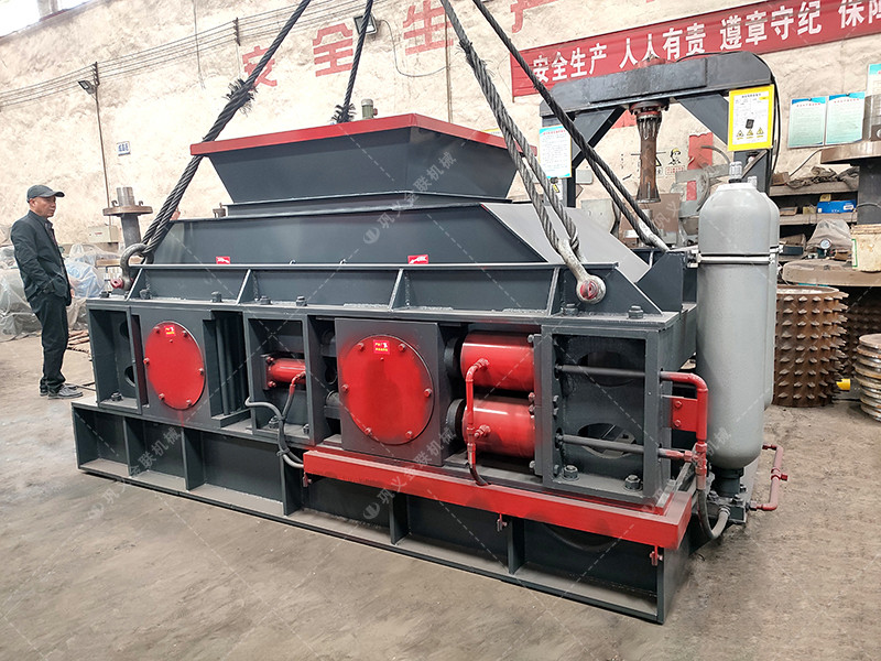 兩臺大型液壓對輥破碎機(jī)征戰(zhàn)沙場