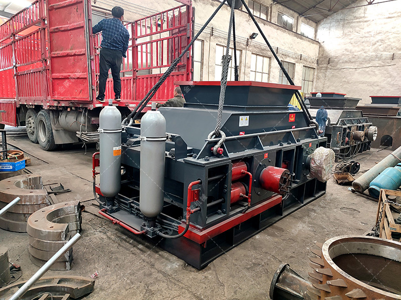 兩臺大型液壓對輥破碎機(jī)征戰(zhàn)沙場 兩臺大型液壓對輥破碎機(jī)征戰(zhàn)沙場