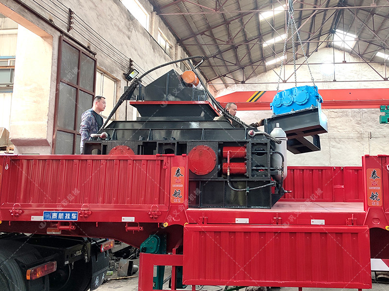 2PG1000x700中型制砂設(shè)備液壓對輥制砂機發(fā)往湖南